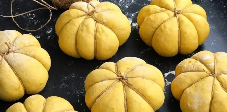 Frisch gebackenes Kürbisbrot für Halloween Frühstücksrezepte