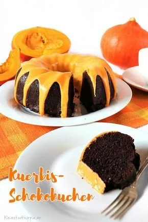 Veganer Kürbisschokokuchen auf einem Teller dekoriert mit Schokolade und Kürbiskernen.