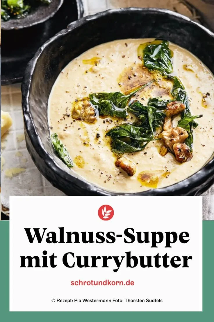 Walnuss-Suppe mit Currybutter in einer eleganten Schüssel serviert.