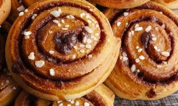 Leckere Zimtschnecken ohne Hefe auf einem Teller serviert