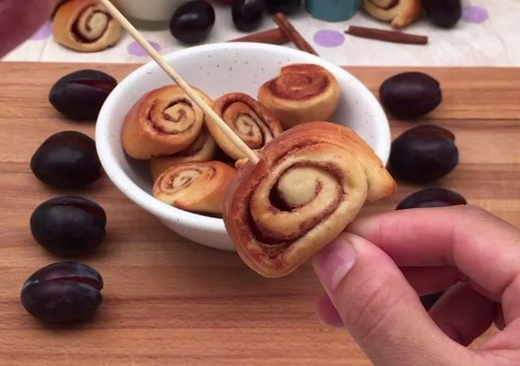 Leckere Scheiben von Zwetschgenkuchen mit saftigen Zwetschgen und einer knusprigen Kruste